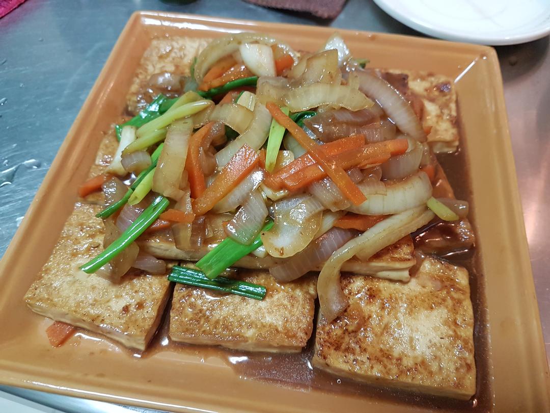 洋蔥燒豆腐 : 蔡小魚 跟著做