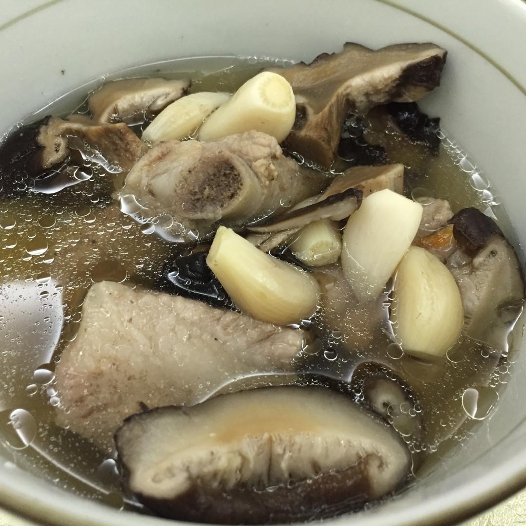 冬天裡的一鍋好湯~蒜頭香菇排骨湯(好菜網) : 林雲 跟著做