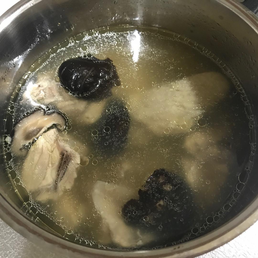 香菇雞湯 : 芯慧的簡單料理💕 一起做