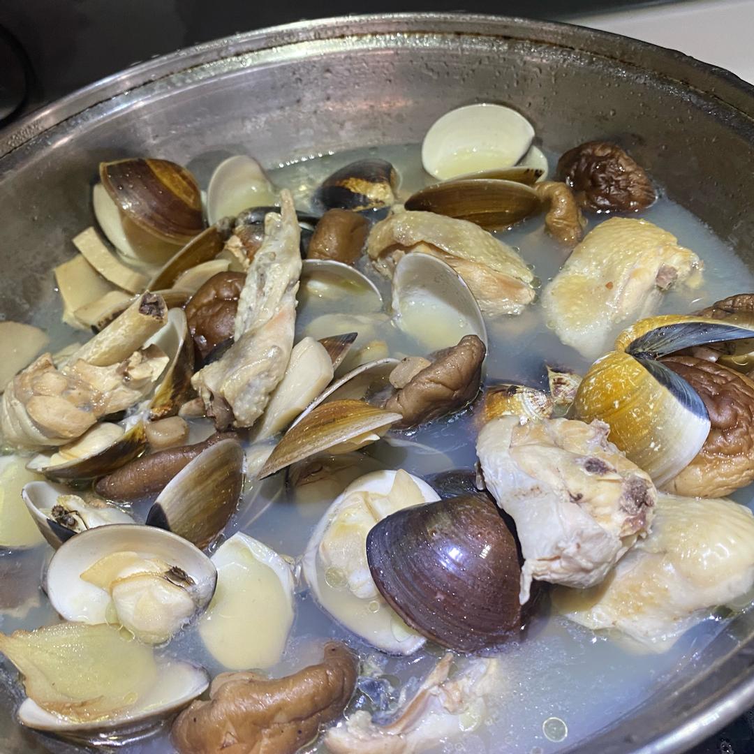 黑蒜香菇蛤蜊雞湯～防疫料理 : catac 一起做