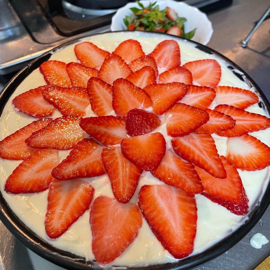 S廚房🍽草莓乳酪蛋糕（免烤箱） : 湘兒 跟著做