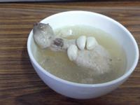 【慢燉鍋】預防感冒增加元氣的蒜頭雞湯