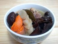 冬天暖湯--牛蒡木耳蔬菜湯--