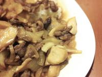 簡單晚餐~牛肉炒菇菇燴飯 