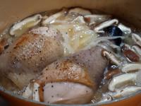 洋蔥鮮菇燉雞腿。簡易雞肉料理