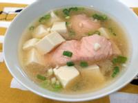 鮭魚豆腐味噌湯。快速煮好湯!