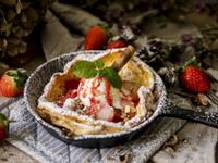 草莓荷蘭鬆餅佐冰淇淋