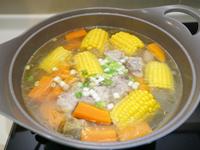 玉米蘿蔔排骨湯。清甜好滋味!