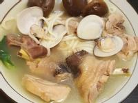 夏天開胃的濃郁蒜頭蛤蜊香菇雞湯麵