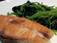 香煎鮭魚炒地瓜葉～一鍋到底免加油低醣料理