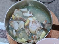 蒜頭蛤蜊香菇雞湯