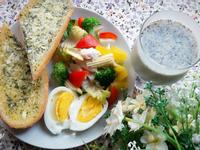 健康早餐~香蒜麵包+蔬菜雞肉沙拉+豆奶