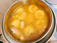玉米南瓜蓮子蒜頭雞湯。電鍋