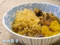 姬松茸黃耳煲雞湯