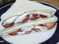 草莓鮮奶三明治