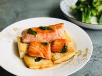塔香煎鮭魚黃金豆腐佐水油炒小白菜