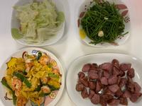晚餐：蝦仁炒蛋、煎香腸、炒青菜