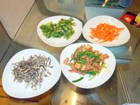 酥炸小魚乾+炒青菜+蔥炒鹹豬肉+蘿蔔炒蛋
