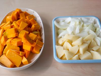 南瓜、馬鈴薯與洋蔥去皮切小塊備用。