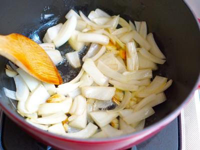 加入洋蔥塊繼續拌炒，直到變軟甜味跑出來。