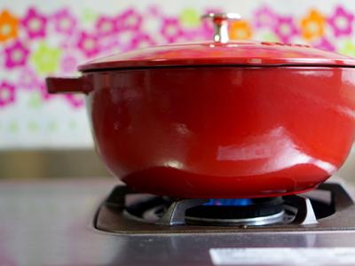 鍋子本身是由厚實的鑄鐵打造、聚熱效果極佳，只要再轉小火煮１０分鐘食材全熟，省時間也省瓦斯費，熬煮這類食材快速又方便。
