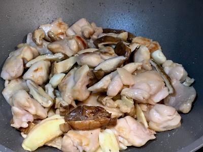 香菇也入鍋，和所有材料一起炒出香味。