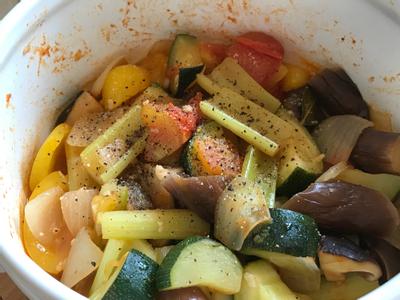 蔬菜都軟熟後，加入鹽和黑胡椒調味，翻拌均勻後即可享用！