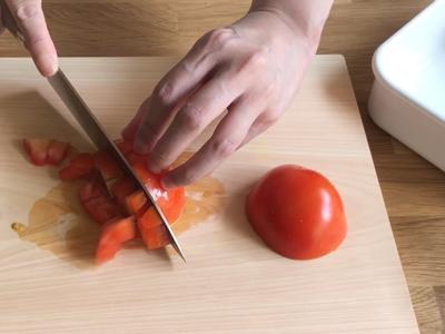 等待雞肉冷卻的時間，處理其它食材，首先將番茄切丁。