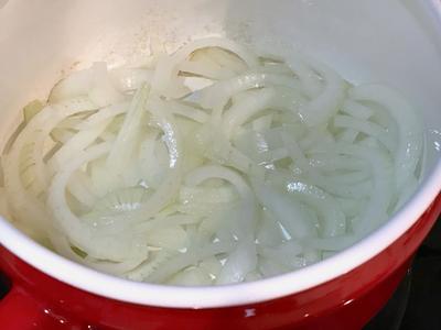 鍋中加入1-2小匙油，炒香洋蔥。