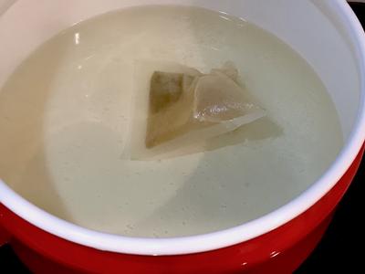 我用鰹魚包來煮高湯，在水滾後放入煮1-2分鐘即可取出。