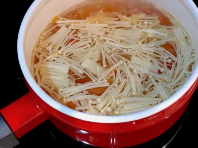 番茄煮軟後將金針菇下鍋，並將調味料加入。