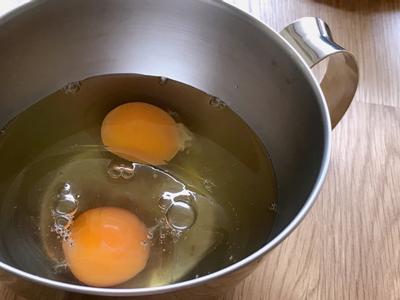 雞蛋去殼後，可以用秤重或是量杯測量的方式測得份量，高湯或水的用量就是雞蛋重量的1.5倍，然後稍微加熱至溫溫的溫度(大約摸起來跟體溫差不多)，這樣可以讓蛋液跟水份融合的更好，待會不需要很用力的攪拌。
