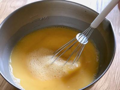將蛋液和高湯攪拌均勻，打蛋器不要上上下下的用力攪打，貼在碗底不斷畫圈拌勻即可。