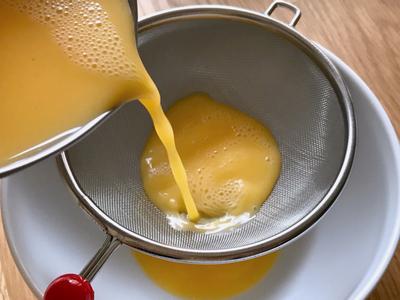 將蛋液過篩至要使用的湯碗中，可以濾掉沒有打散的蛋筋，這樣能讓蒸蛋更滑嫩。