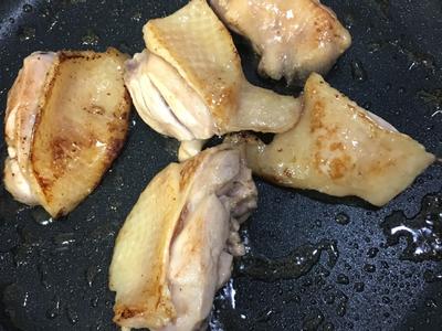 將煎好的雞肉連同食材掉入米鍋中