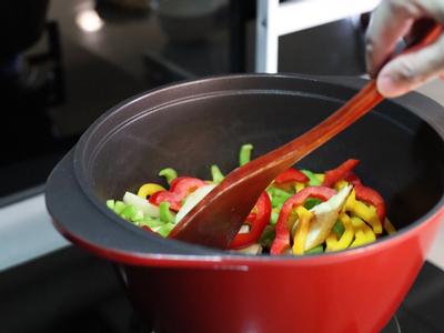 炒至蔬菜變軟，期間可加入1-2大匙水，以水氣蒸炒可加快料理速度。