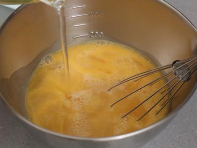 重點來了，高湯請微波或以其他方式加熱至約40度左右的溫度，摸起來覺得微熱就可以。

將蛋先大略打散，然後一邊攪拌一邊加入溫熱的高湯，這樣的方式可以讓蛋充分攪散，而不會留下很多蛋白蛋筋，等等過篩時都會浪費掉。