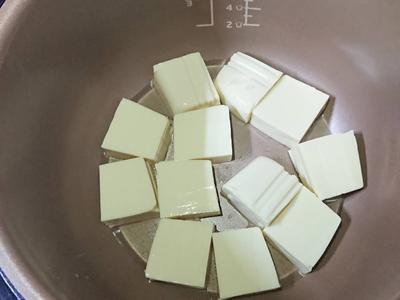 將沙拉油倒入飛利浦2133萬用鍋中，按無水烹調用煎的，然後選擇香酥蝦設定鍵，將雞蛋豆腐排入鍋底（這時候的豆腐很脆弱要輕放也可防止油濺出來）然後蓋上鍋蓋