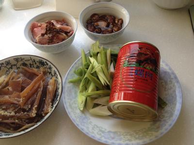 魷魚泡軟(約1小時)切片，其他食材切段，肉絲用少許醬油及蒜末醃製備用