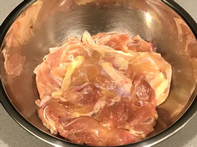 雞腿肉均勻撒上醃料，塗抹均勻，靜置入味15分鐘。