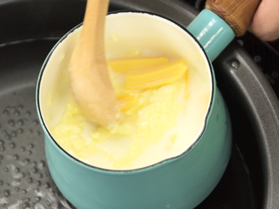 製作[麵糊]：將牛奶、奶油、起司片和細砂糖隔水加熱至完全融化。