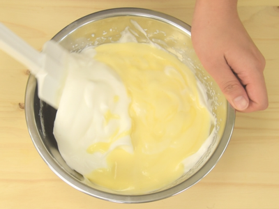 蛋白霜切1/3的量放入麵糊中，攪拌均勻後再倒回蛋白霜中，並以切拌手法混合均勻。這個步驟動作要快以免蛋白霜消泡。