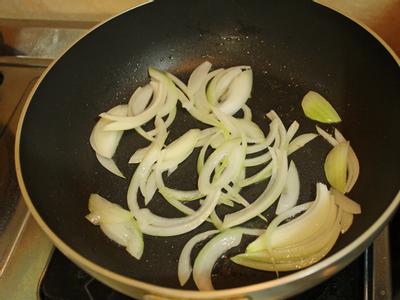 取一炒鍋, 加入一大匙油、洋蔥, 中火炒至呈透狀 